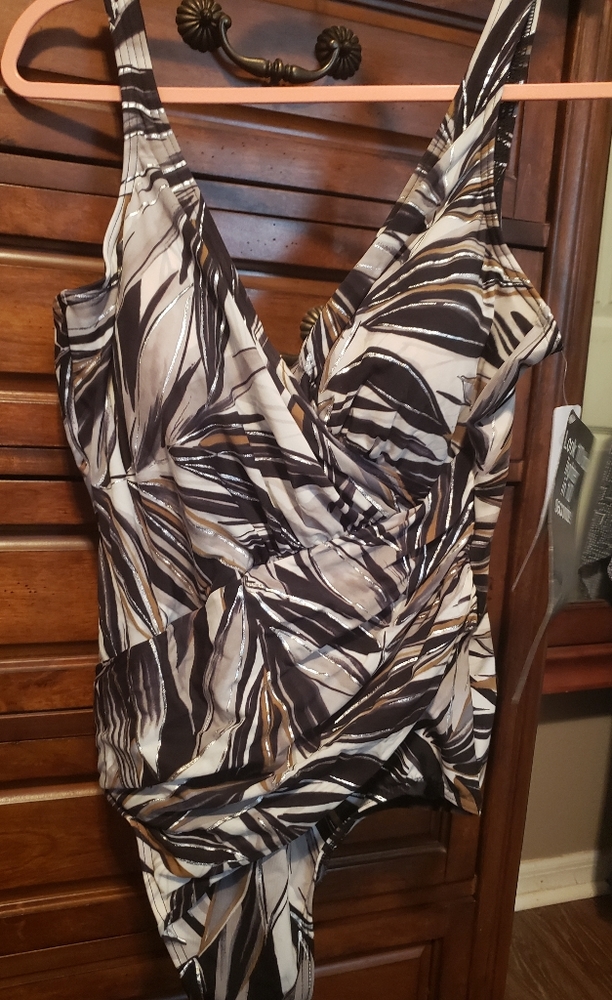 NWT Miraclesuit slimming swin suit SZ 18